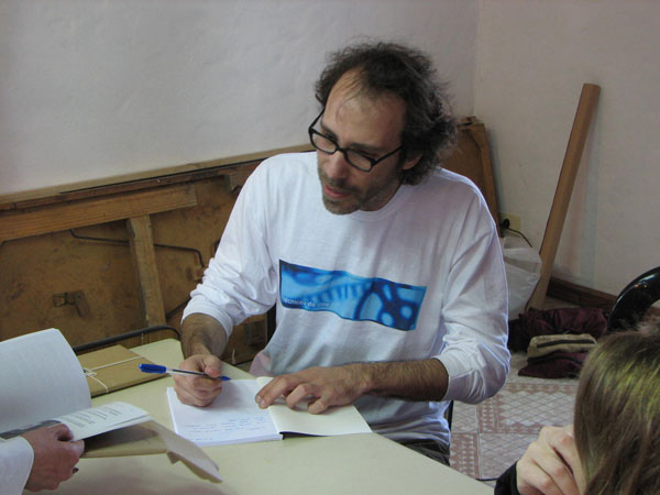 Escribiendo dedicatoria en la presentaci�n del Libro "El Asistente de Producci�n de Cine Publicitario en Buenos Aires"