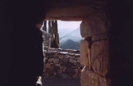 Pucar de Tilcara desde el interior de una construccin pre hispnica